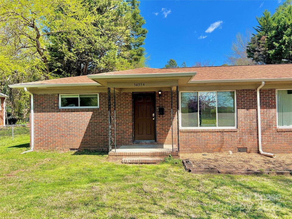 5435 Lantana Ave in Charlotte, NC - Foto de edificio