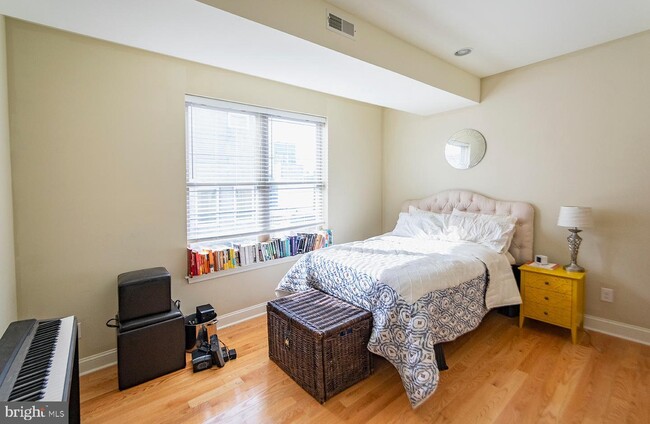 1242 S 17th St-Unit -2ND FLR in Philadelphia, PA - Building Photo - Building Photo