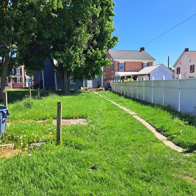 131 Main St in Mcsherrystown, PA - Foto de edificio - Building Photo