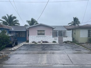 875 W 77th St in Hialeah, FL - Foto de edificio - Building Photo