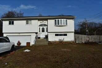 85 Cedar Dr, Unit BayShore in Bay Shore, NY - Foto de edificio - Building Photo