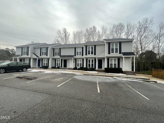 210 S Hollybrook Rd in Wendell, NC - Foto de edificio - Building Photo