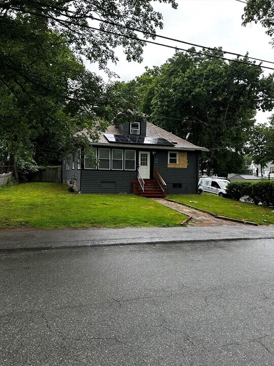 32 Howard St in Randolph, MA - Building Photo