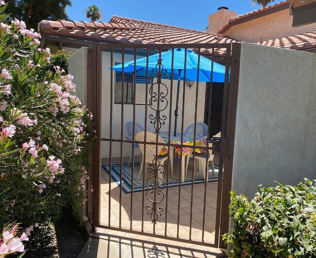 206 Lakecrest Ln in Palm Desert, CA - Building Photo - Building Photo