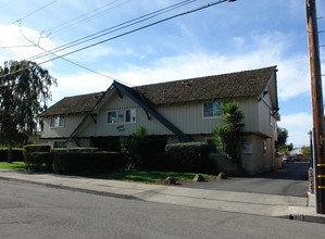 Pacific Villa in San Leandro, CA - Foto de edificio - Building Photo