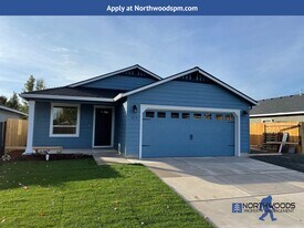 815 Trinity Way in Medford, OR - Building Photo