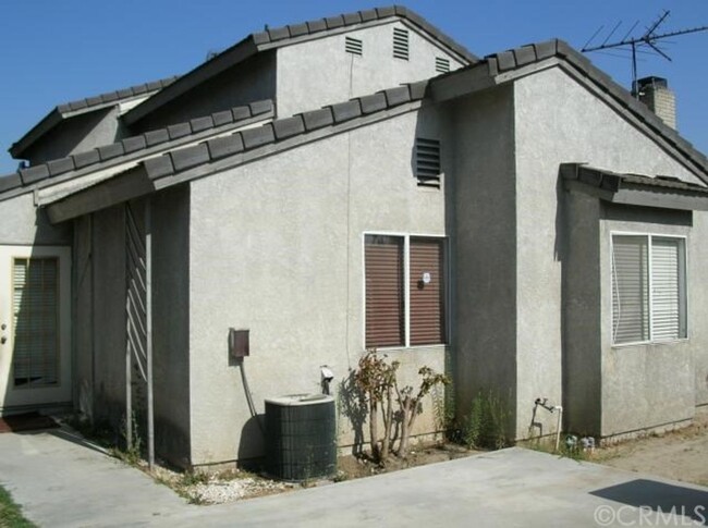 860 S Lamarr St in Rialto, CA - Building Photo - Building Photo