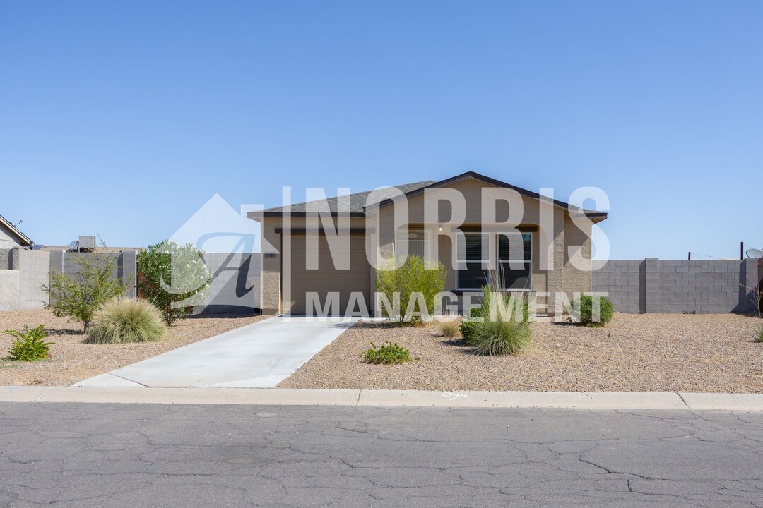 10318 W Mission Dr in Arizona City, AZ - Building Photo