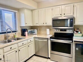 4240 Steamboat Bend in Ft. Myers, FL - Foto de edificio - Building Photo
