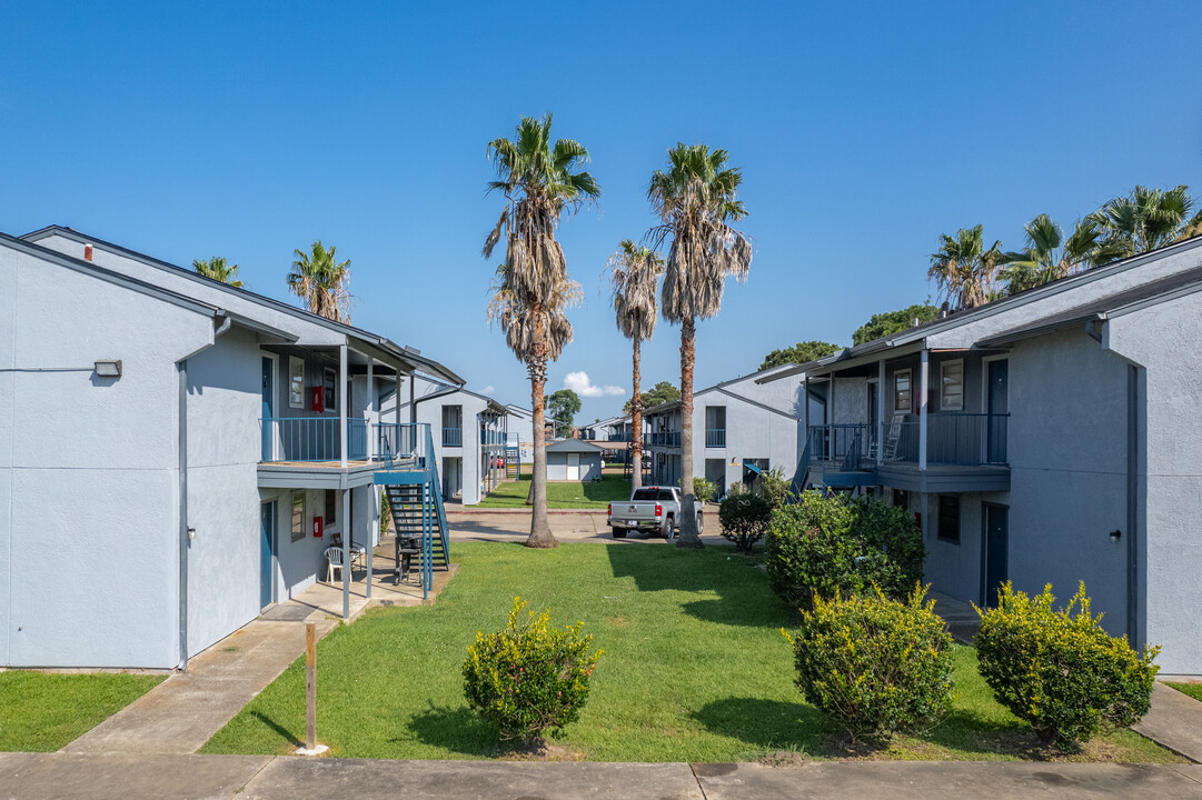 The Palms in Port Neches, TX - Building Photo