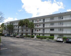 9233 SW 8th St in Boca Raton, FL - Foto de edificio - Building Photo