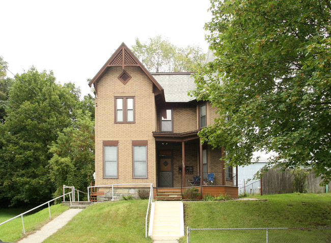 1610 First St in Rensselaer, NY - Foto de edificio - Building Photo