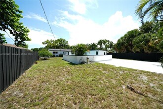 2573 Conroy Dr in West Palm Beach, FL - Foto de edificio - Building Photo