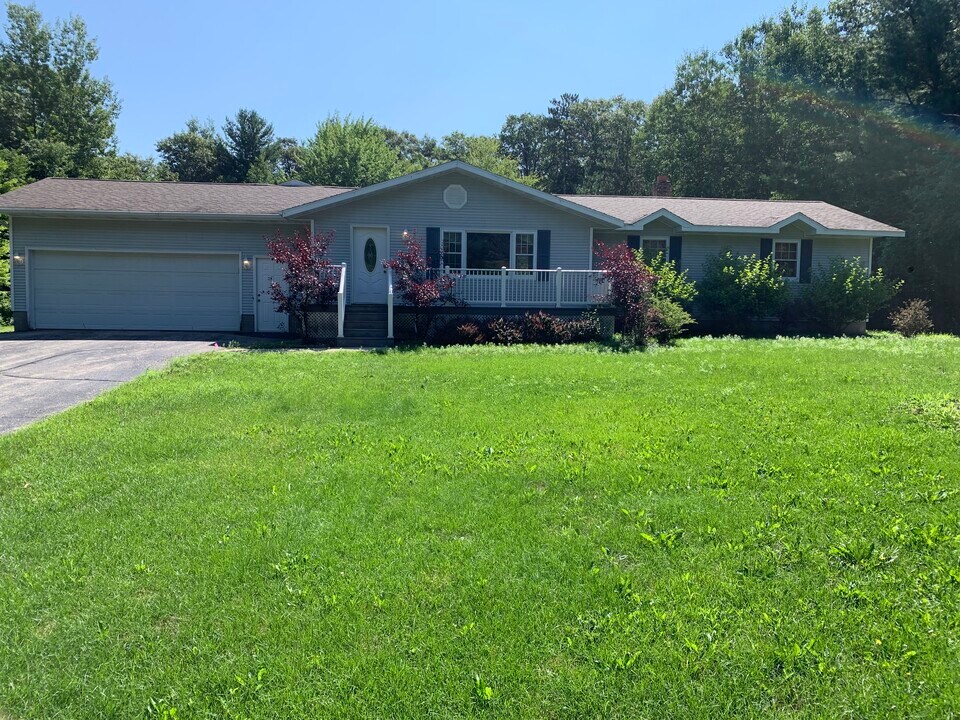 N2092 Schacht Rd in Marinette, WI - Building Photo
