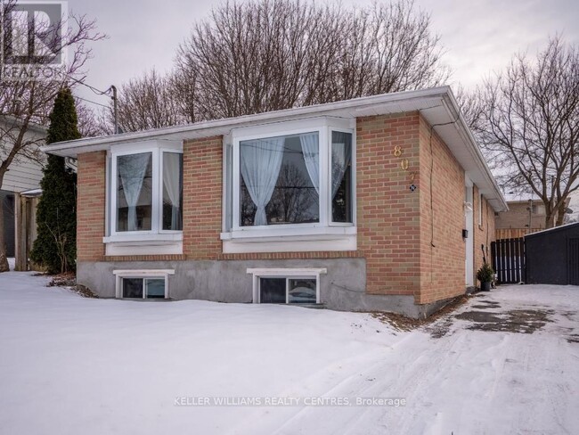 807 Greenfield Crescent in Newmarket, ON - Building Photo - Building Photo