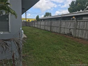 883 NE 40th St-Unit -North in Oakland Park, FL - Building Photo - Building Photo