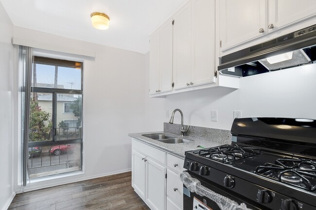 1215 N McCadden Pl in Los Angeles, CA - Building Photo - Building Photo