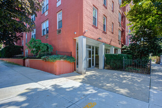 7402 43rd Ave in Elmhurst, NY - Foto de edificio - Building Photo