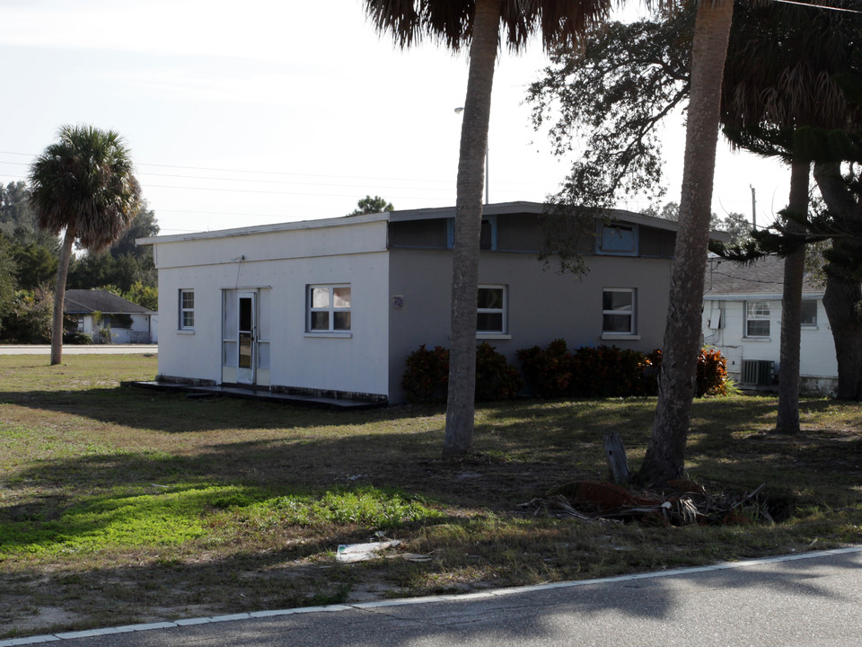 775 S McCall Rd in Englewood, FL - Foto de edificio