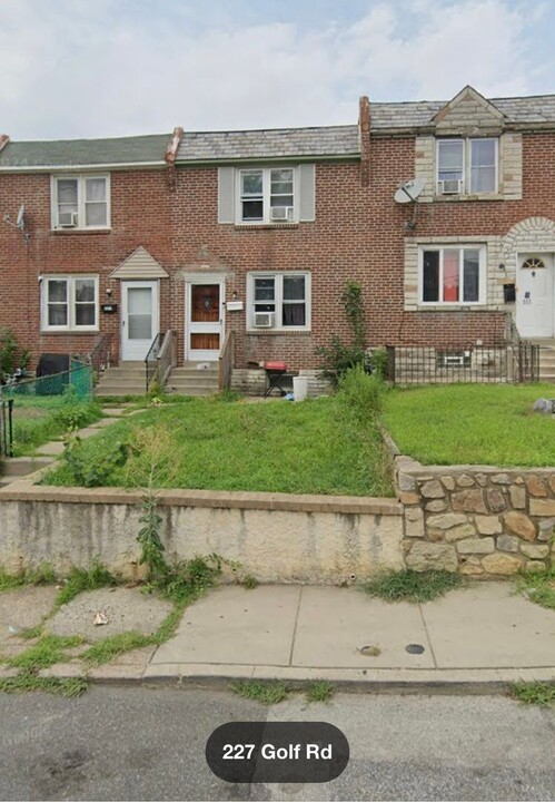 225 Golf Rd in Darby, PA - Building Photo