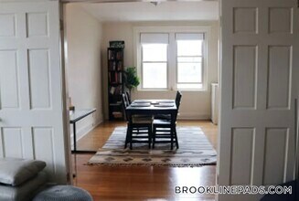 18 Alton Pl in Brookline, MA - Foto de edificio - Building Photo
