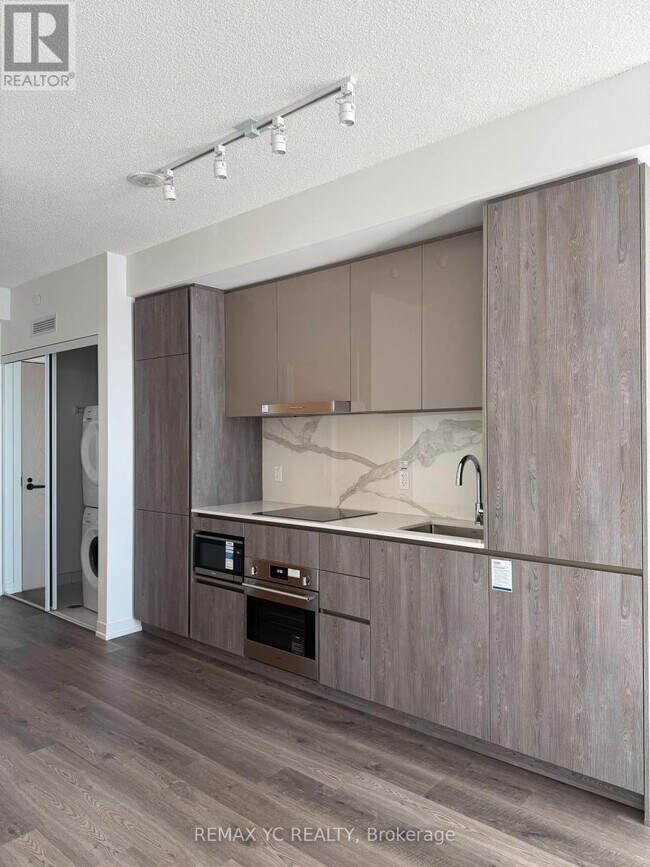 8 Interchange Wy in Vaughan, ON - Building Photo - Building Photo