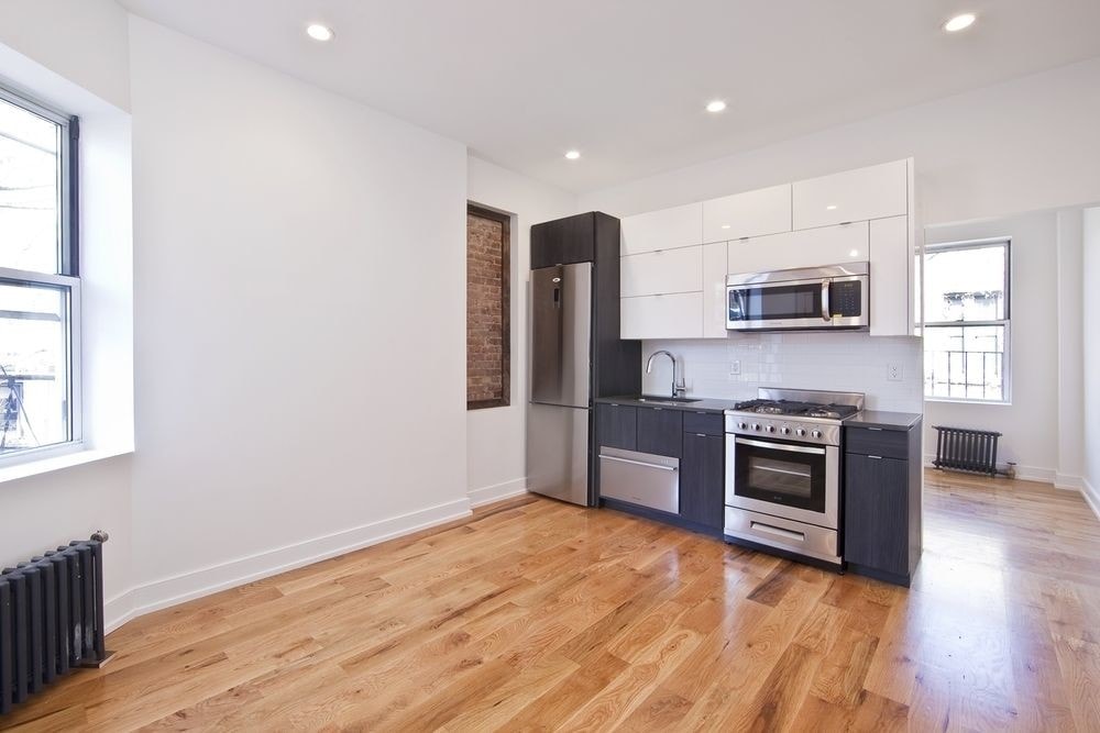 95 E 7th St in New York, NY - Building Photo