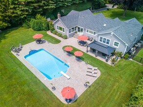 29 Fox Hollow Ln in Old Westbury, NY - Building Photo - Building Photo