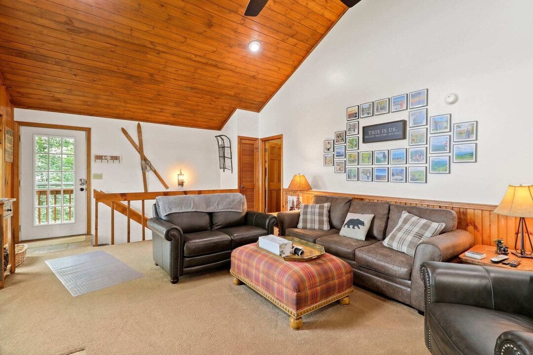 1041 Charter Hills Rd in Beech Mountain, NC - Building Photo