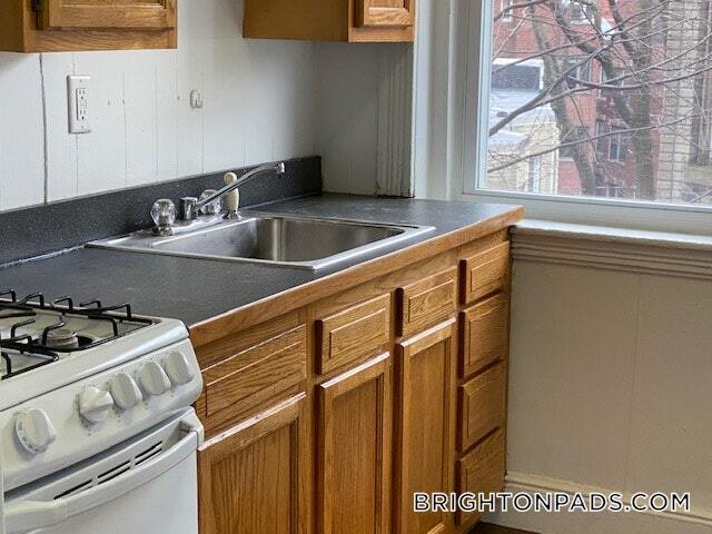 1820 Commonwealth Ave in Boston, MA - Building Photo - Building Photo