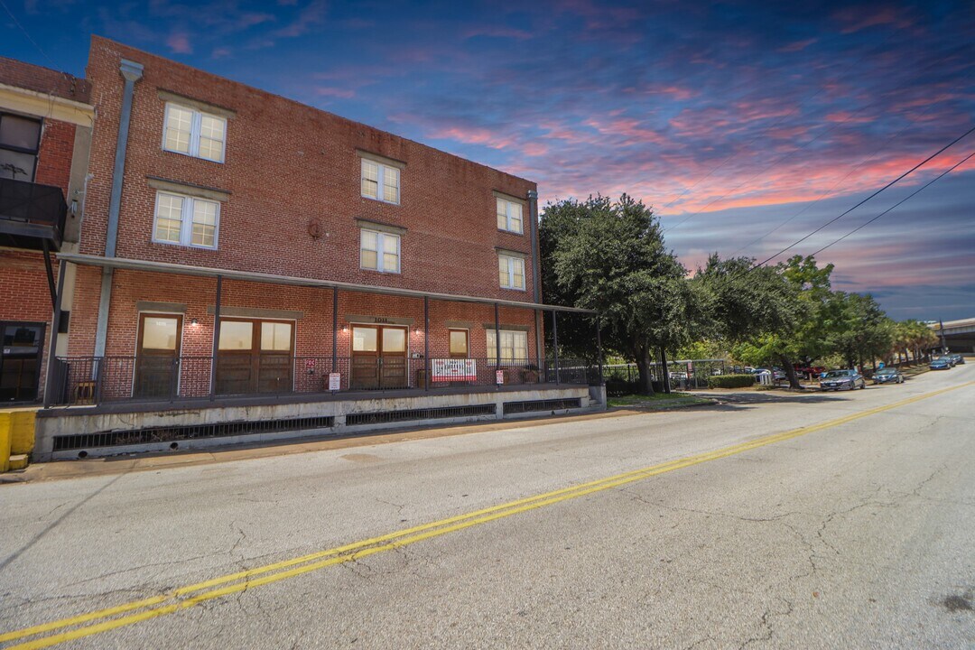 1011 Wood St in Houston, TX - Building Photo