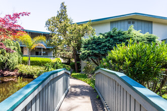 Walnut Hills Apartments in Hayward, CA - Foto de edificio - Building Photo