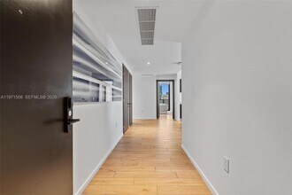 398 NE 5th St, Unit 3218 in Miami, FL - Foto de edificio - Building Photo