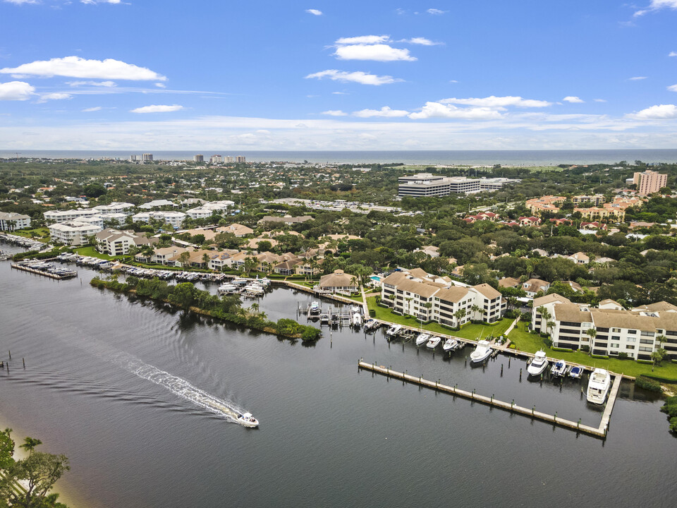 335 Oak Harbour Dr in Juno Beach, FL - Building Photo