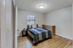 196 Little Joe Ct in Riverdale, GA - Building Photo