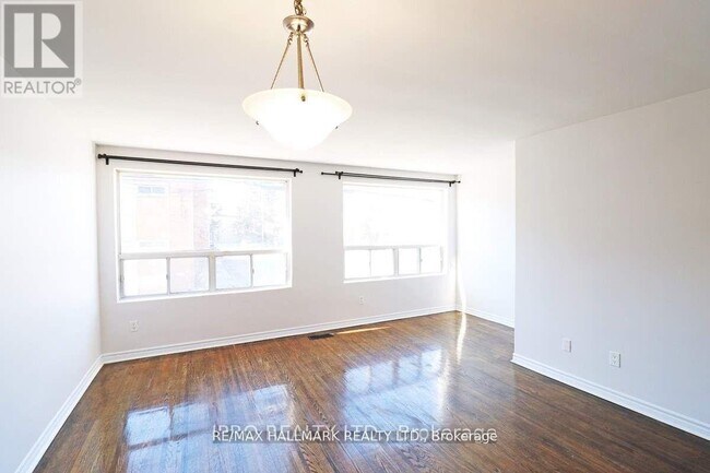 1237E Woodbine Ave in Toronto, ON - Building Photo - Building Photo