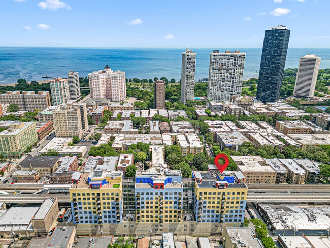 1122 W Catalpa Ave, Unit 703 in Chicago, IL - Building Photo - Building Photo