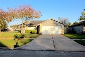 10303 Long River Dr in Sugar Land, TX - Building Photo