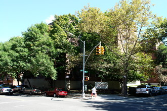 Green Park Essex in Flushing, NY - Foto de edificio - Building Photo