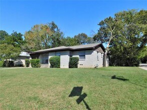 929 Manhattan Dr in Denton, TX - Building Photo - Building Photo