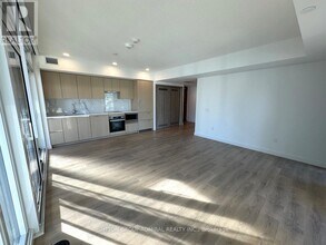 1 Concord Cityplace Wy in Toronto, ON - Building Photo - Building Photo