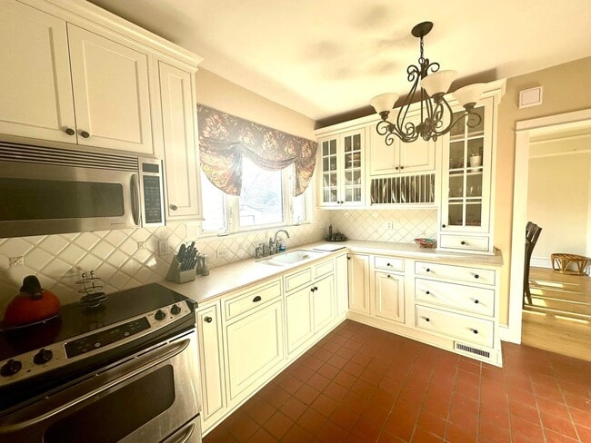 property at 2023 E Beverly Rd