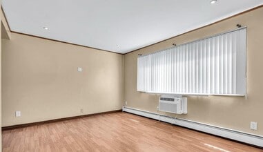 325 Cricket Ln in Woodbridge, NJ - Foto de edificio - Building Photo