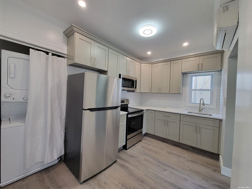 145 Jericho Turnpike-Unit -B in Mineola, NY - Building Photo