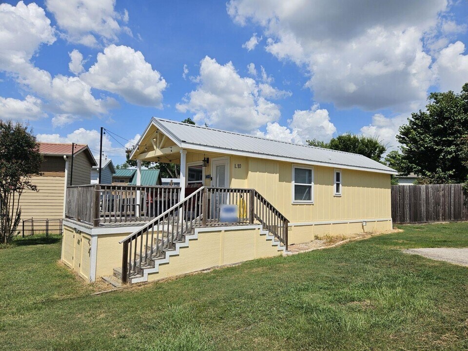 12922 Longstreet Rd in Willis, TX - Building Photo