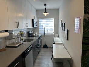 595 St Clair Ave W in Toronto, ON - Building Photo - Building Photo