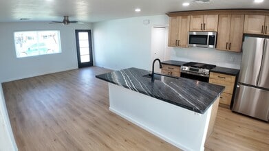 7429 E Pierce St in Scottsdale, AZ - Foto de edificio - Building Photo