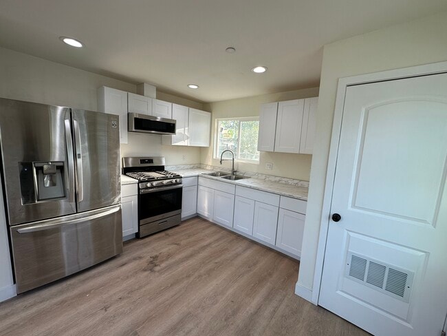 10730 Crockett St in Los Angeles, CA - Building Photo - Building Photo