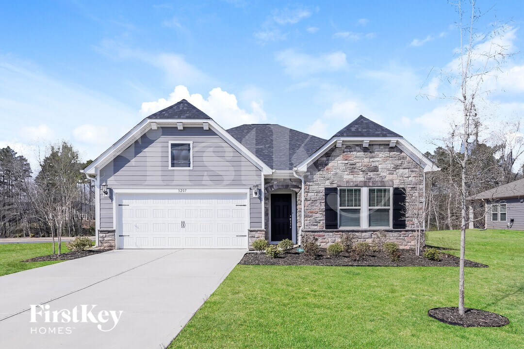 3207 Elmwood Dr in Monroe, NC - Foto de edificio