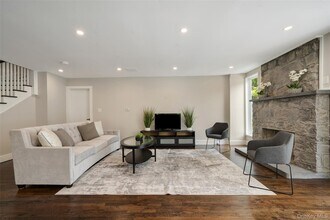 390 E Main St in Centerport, NY - Building Photo - Building Photo